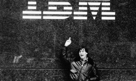 Il giovane Steve Jobs mostra il dito medio all’IBM, 1983