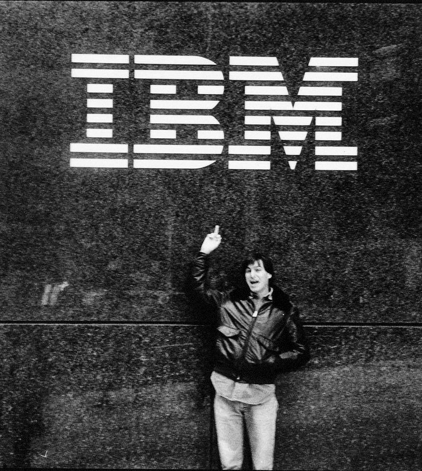 Il giovane Steve Jobs mostra il dito medio all'IBM, 1983.